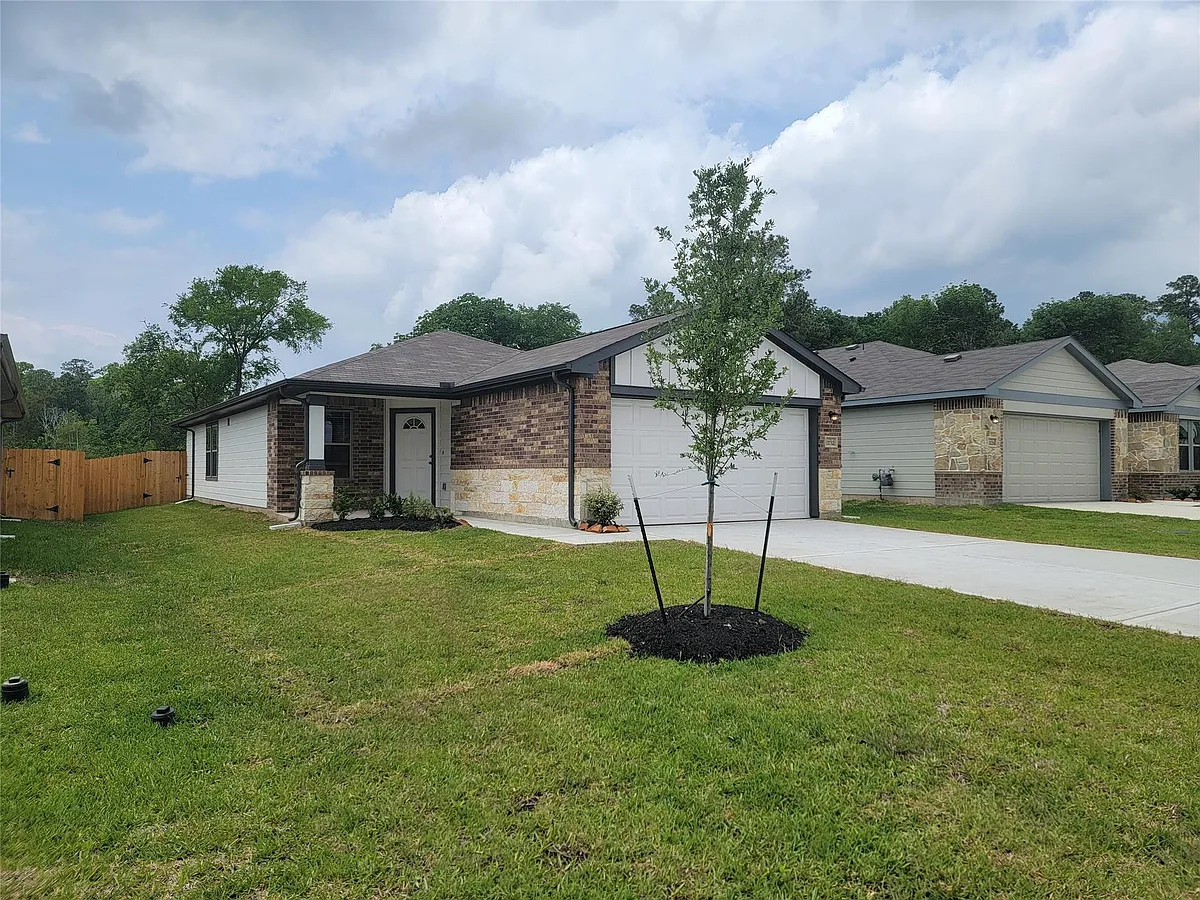 Photo 2 of 36 - 11732 Whirlaway Dr - Willis, TX Building Photo - 11732 Whirlaway Dr