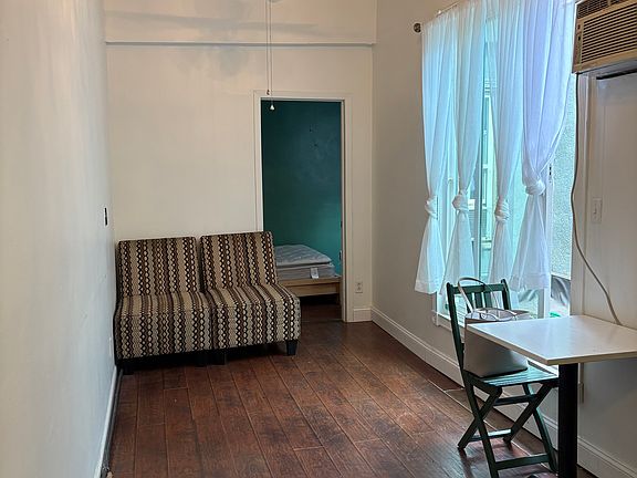 5th image of 1122 N High St #8