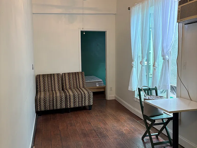 1122 N High St #8 — Photo 5