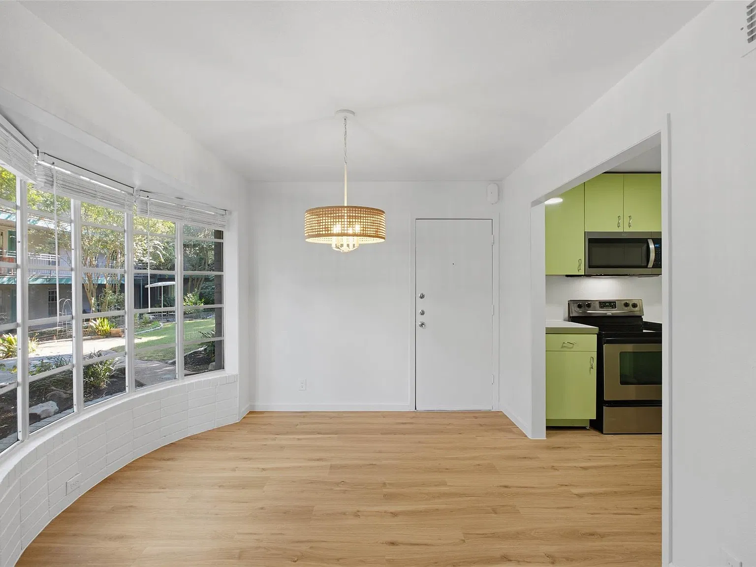 3 bed, 1.5 bath, 1056 sqft, $2,495 — Photo 2