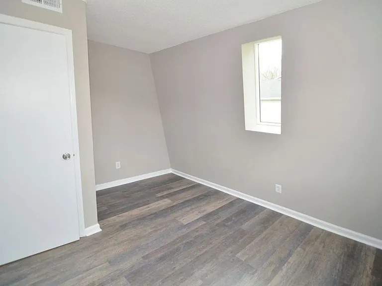 704 McMakin St — Photo 13