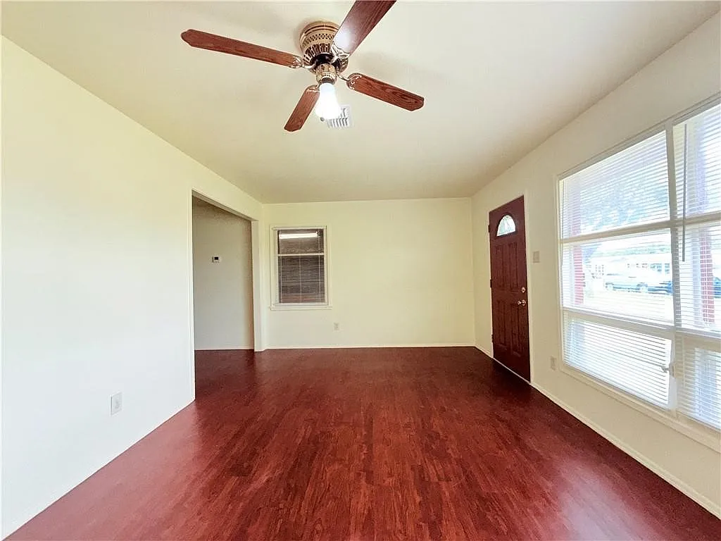 3 bed, 1.0 bath, 1040 sqft, $1,350 — Photo 4