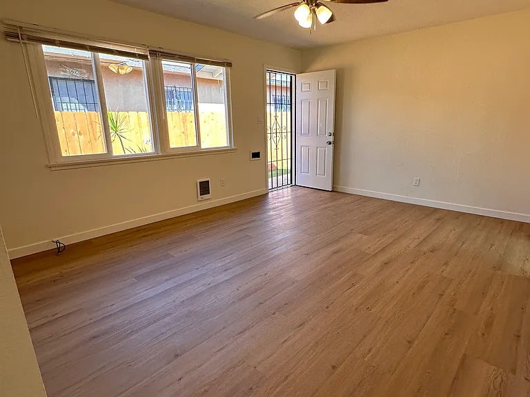 2844 Fairmount Ave — Photo 10