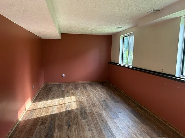 3 bed, 1.0 bath, 1150 sqft, $1,300 — Photo 2