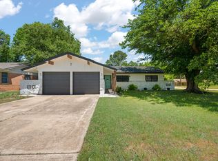 600 Meadowcrest Dr, Crowley, TX 76036