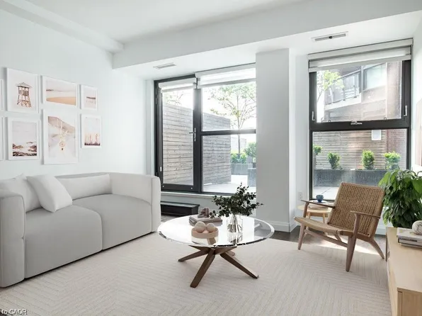 112 King St E #412, Hamilton, ON L8N 1V2