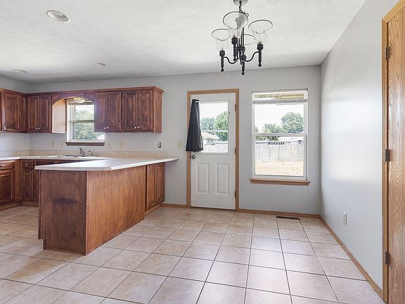 5th image of 785 W Apache Street