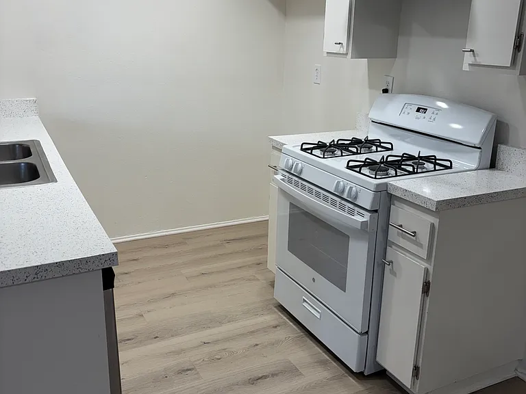 California Apartments — Photo 7