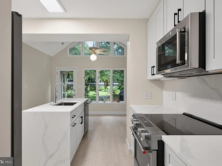 8023 Washington Ave — Photo 23