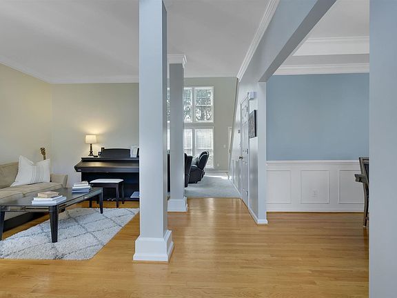3rd image of 116 E Glohaven Pl