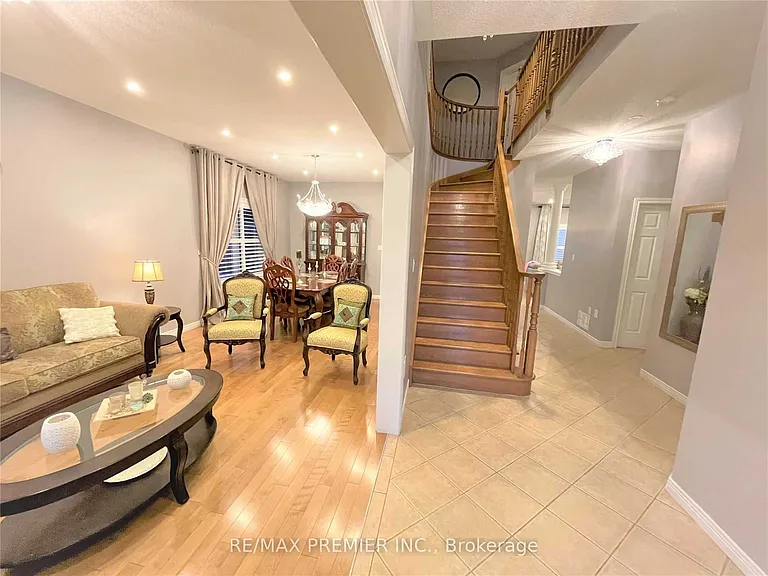 88 Sundance Cres — Photo 11