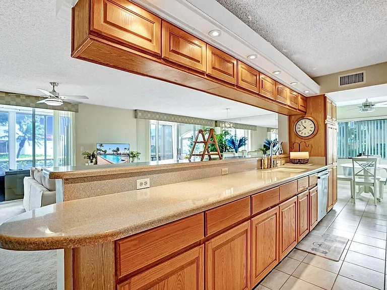 107 Half Moon Cir #H1 — Photo 13