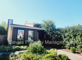 4330 37th St NW, Edmonton, AB T6L4J7