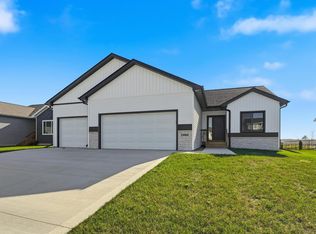 1060 Gray Ave, Waukee, IA 50263