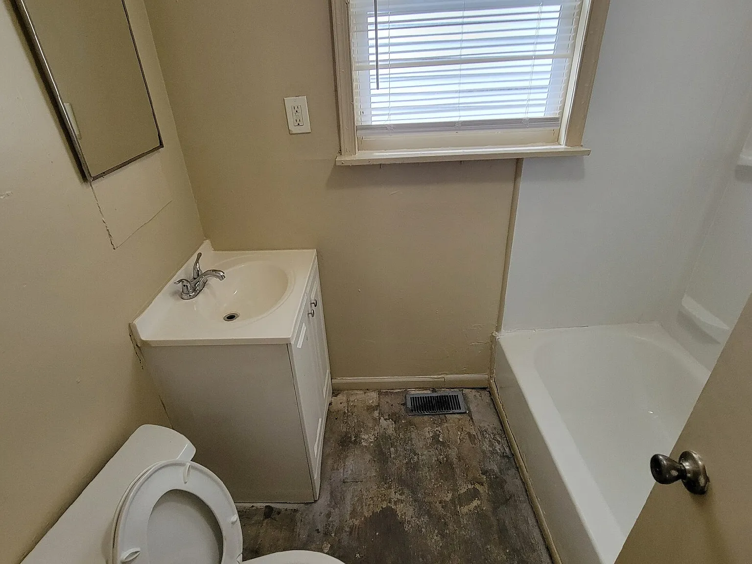 4 bed, 1.0 bath, $1,050 — Photo 2