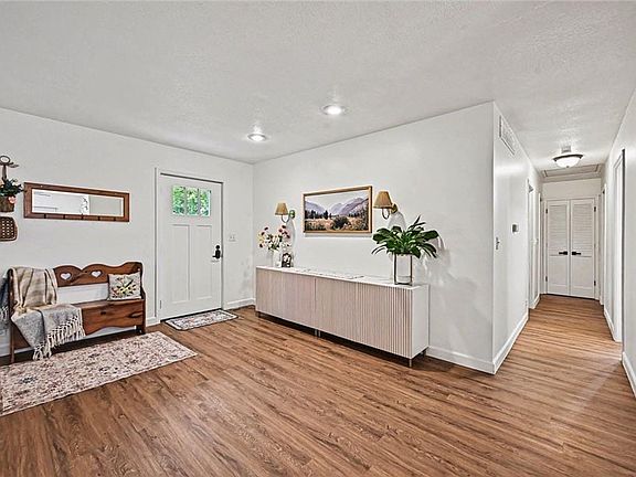 4th image of 403 W Ctr