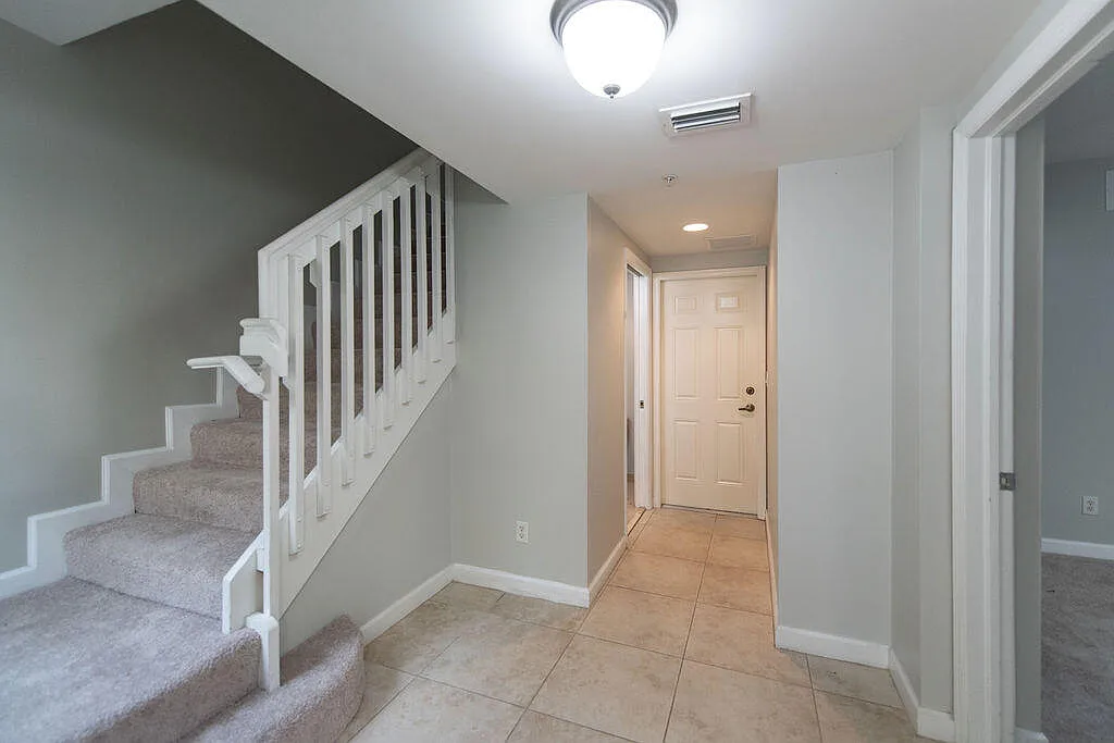 3 bed, 3.5 bath, 1952 sqft, $3,500 — Photo 4