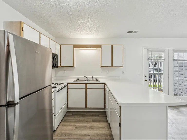 Arlington Apartments — Photo 9