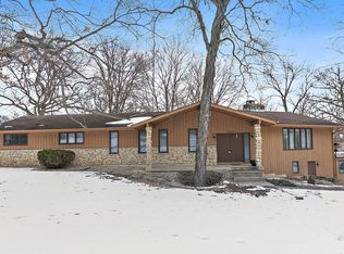 1040 Beau Brummel Dr, Sleepy Hollow, IL 60118