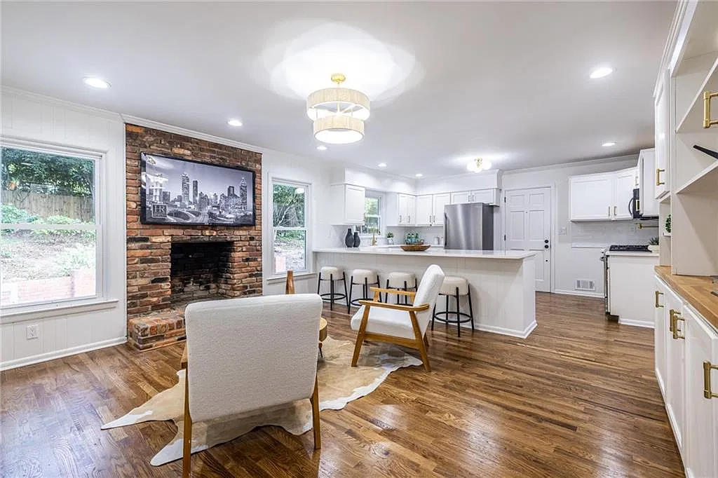 3 bed, 2.0 bath, 2254 sqft, $4,000 — Photo 4