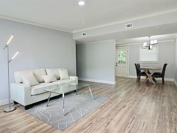 3rd image of 13 Redwood Cir