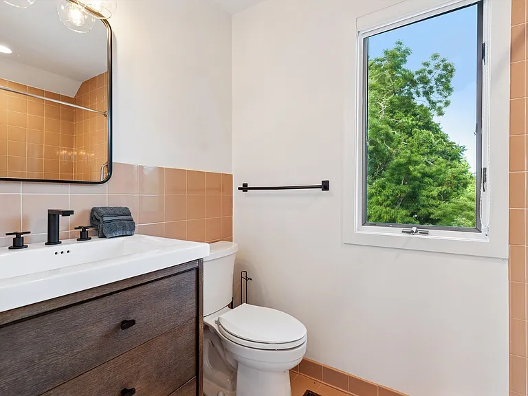11 Lawrence Ave — Photo 11