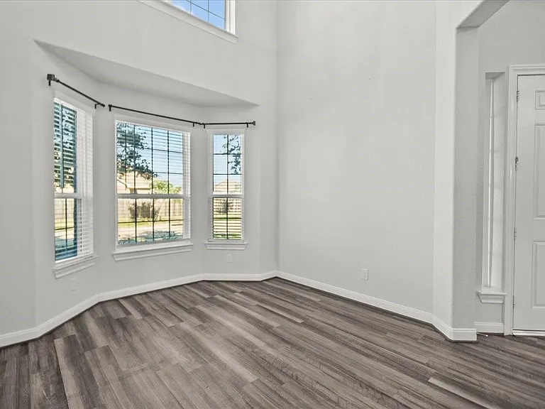 13814 Russell Ct — Photo 8