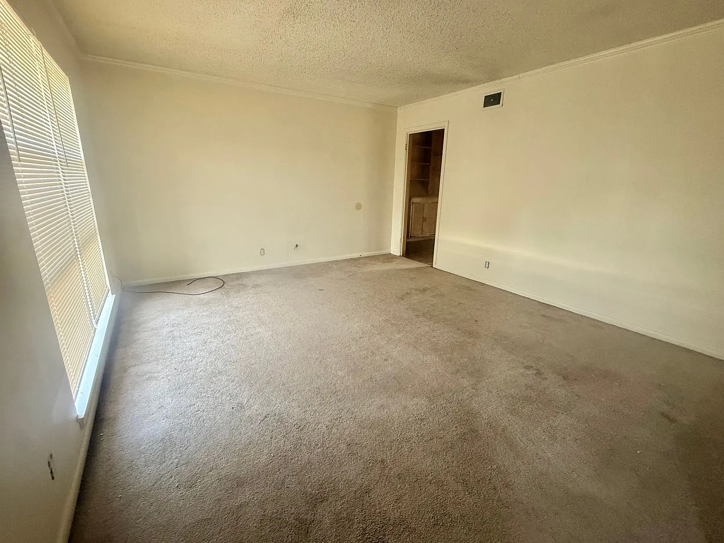 3-bed/1.5-bath with Carport! — Photo 3