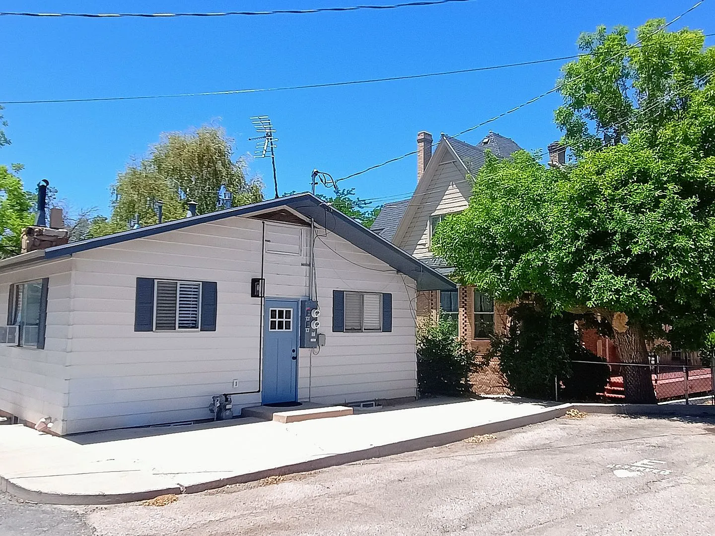 (400 W) Left Duplex — Photo 2