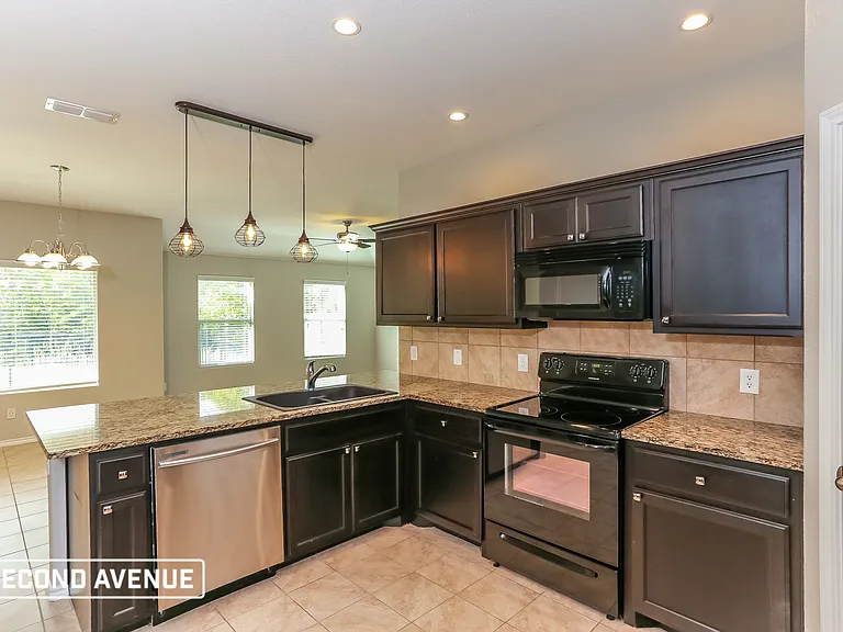 621 Creekview Dr — Photo 3