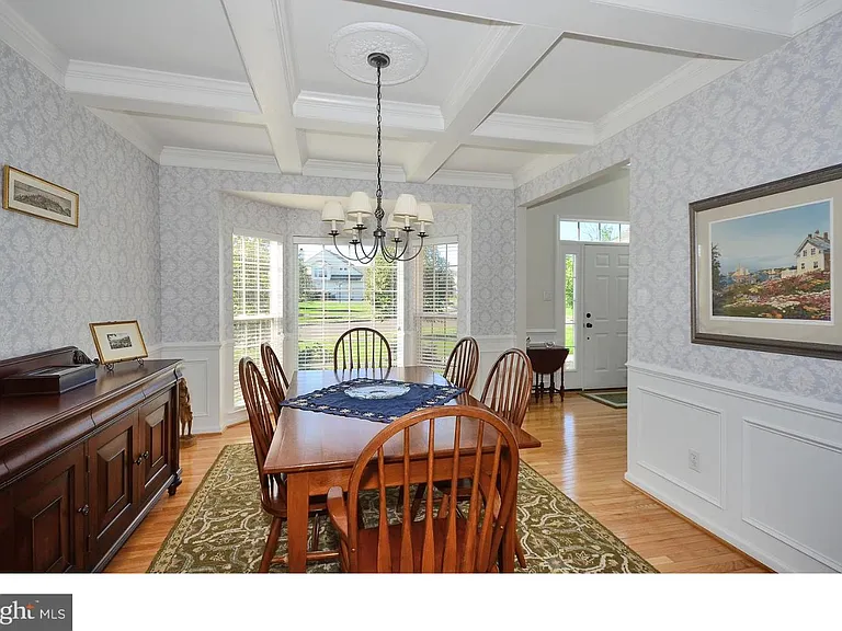 584 Leslie Ln — Photo 9