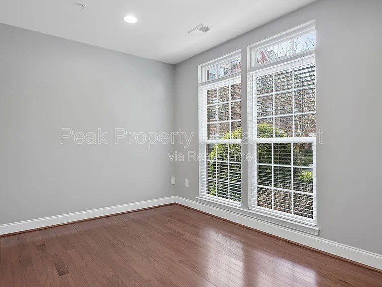 3823 Maher Mnr — Photo 9