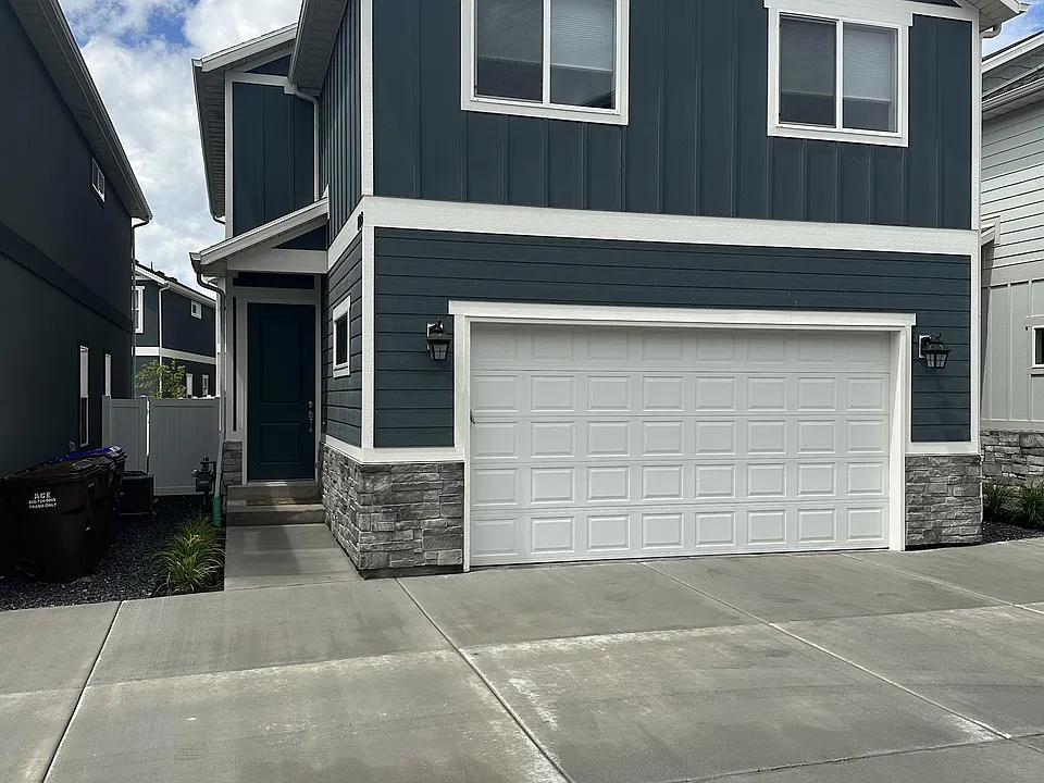 8703 N Riviera Aly