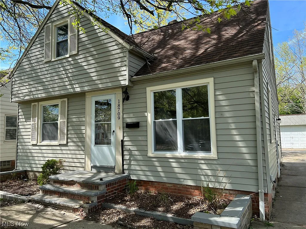 18709 Waterbury Ave photo 1