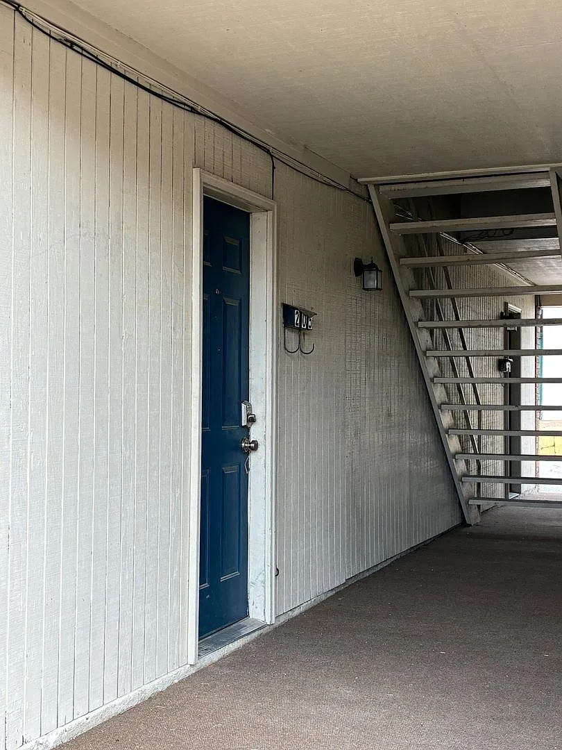 205 W Market Ave Downtown Convenience — Photo 1
