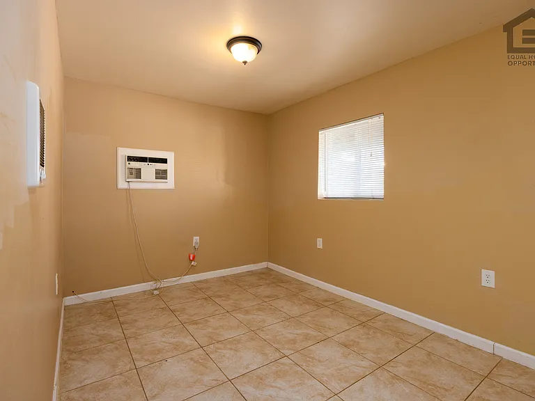 2501 W Belmont Ave — Photo 11