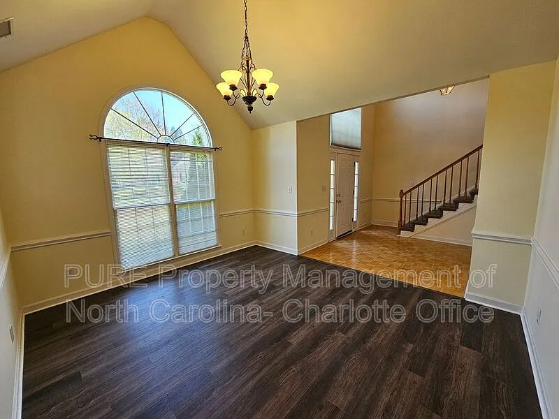 4 bed, 2.5 bath, 2517 sqft, $2,449 — Photo 2