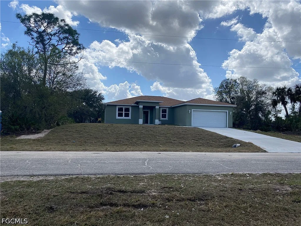 4 bed, 2.0 bath, 2026 sqft, $2,500 — Photo 2