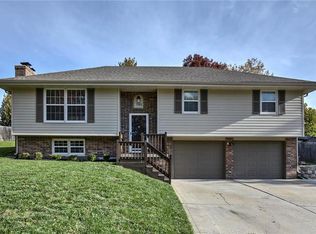 7105 NW Edge Hill Rd, Parkville, MO 64152