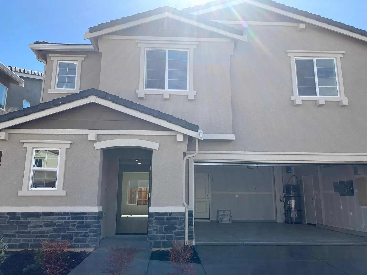 3 bed, 2.5 bath, 1892 sqft, $2,690 — Photo 2