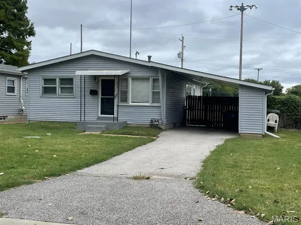 4214 Saint Linus Ln, Saint Ann, MO 63074