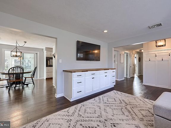 4th image of 140 Ridgefield Dr