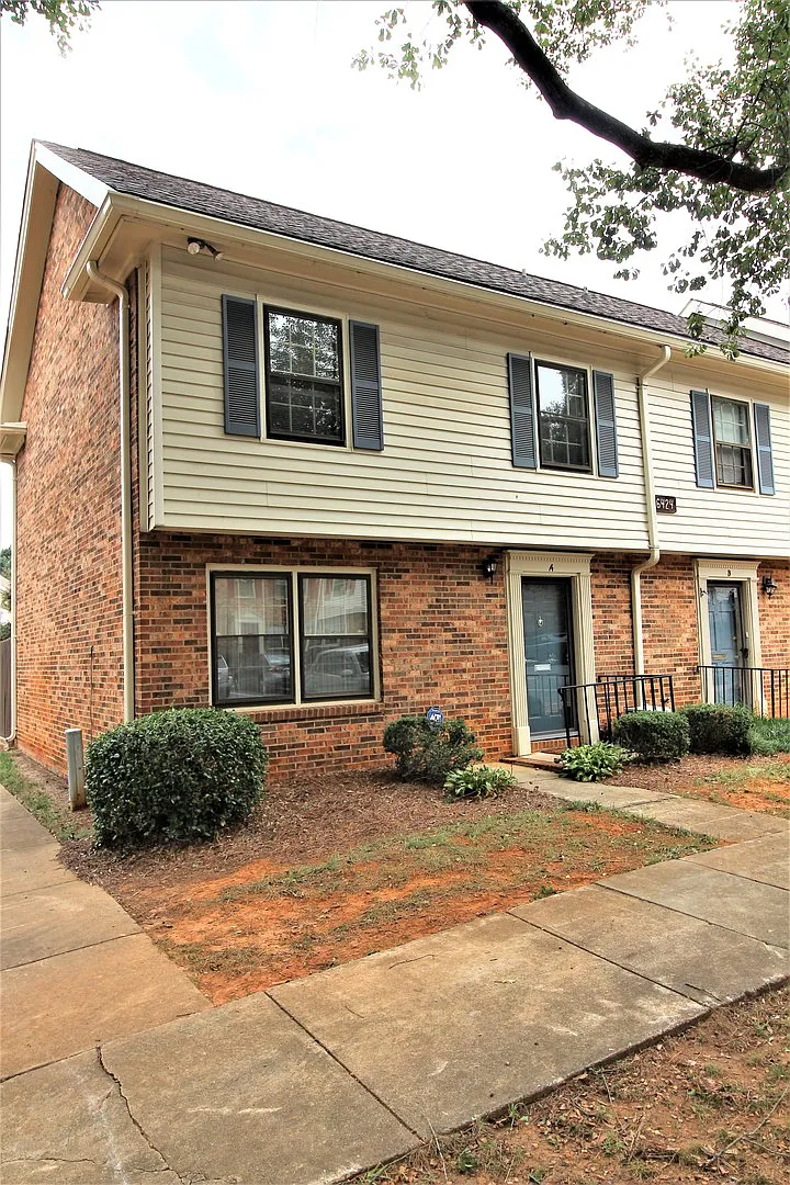 (Coming Soon) 3 Bedroom Townhome by the Light Rail! — Photo 2