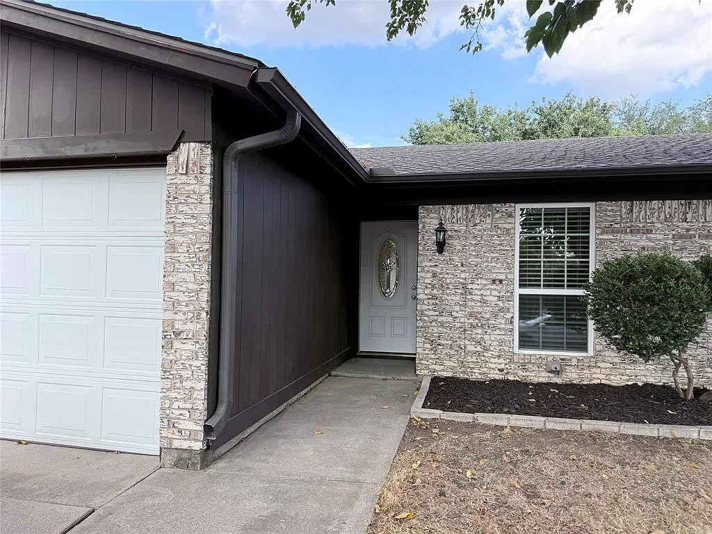 3 bed, 2.0 bath, 1318 sqft, $2,400 — Photo 2