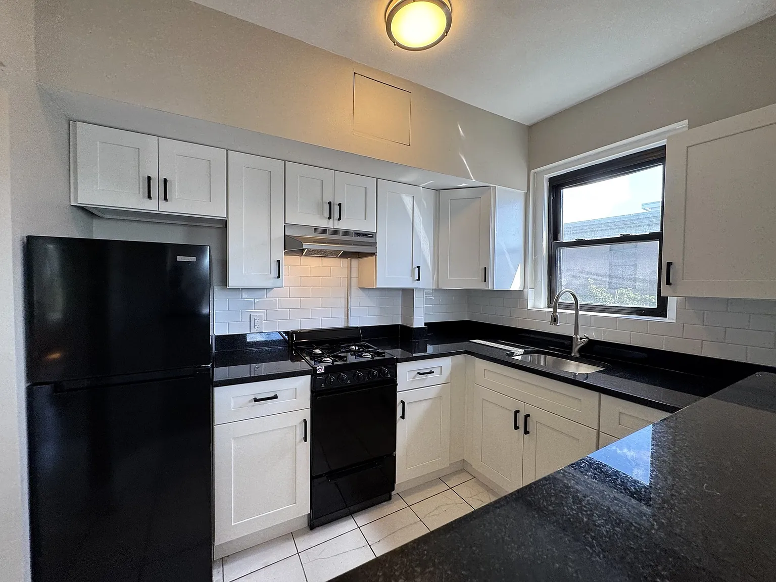 1 bed, 1.0 bath, 700 sqft, $2,100 — Photo 2