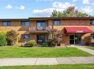 24565 Clareshire Dr APT 201, North Olmsted, OH 44070