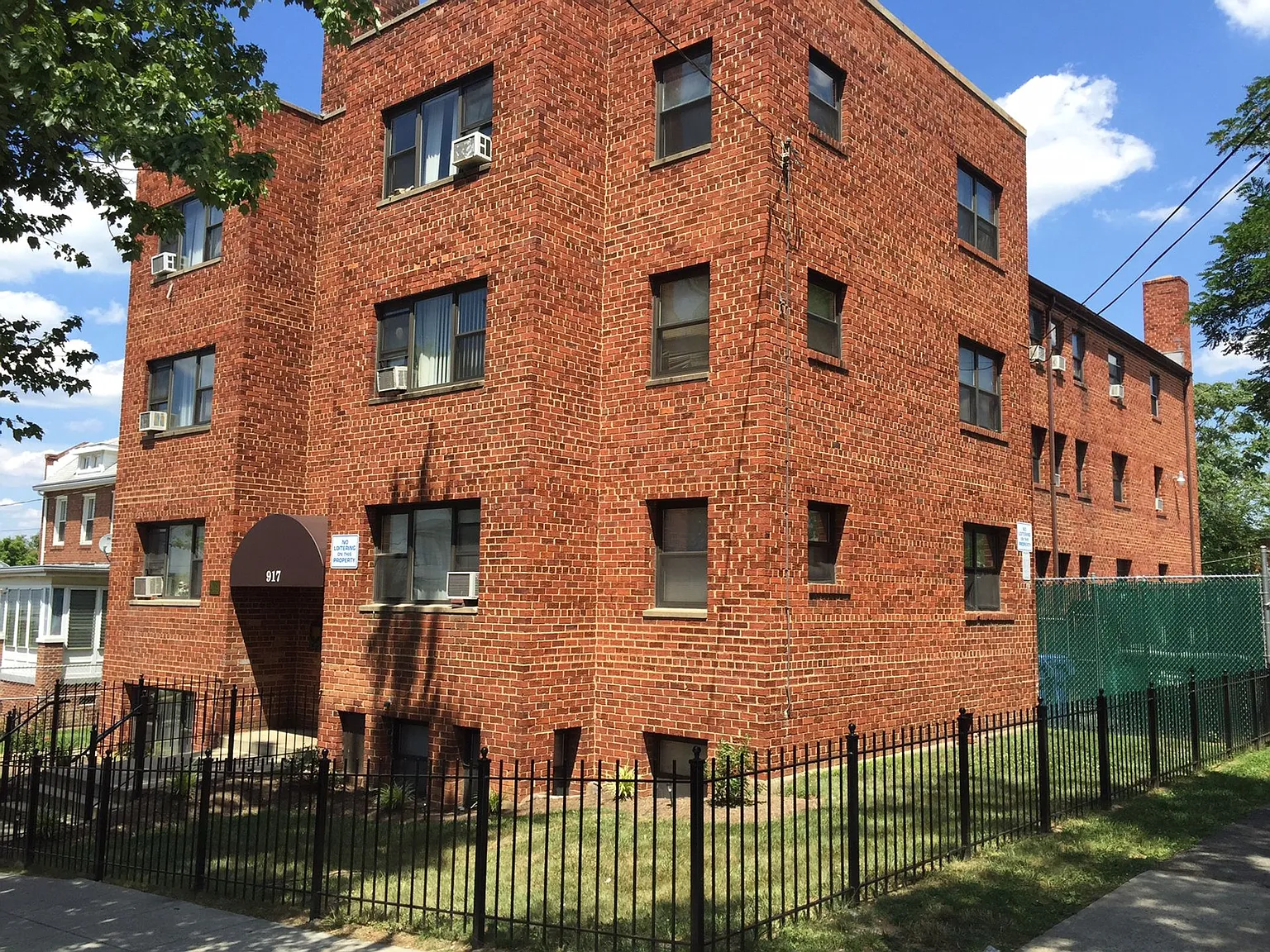 917 48TH ST NE — Photo 1