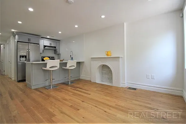 Rented by Real Street Inc | media 14