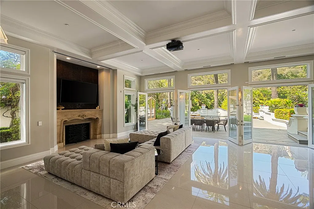 6 bed, 6.5 bath, 5556 sqft, $48,000 — Photo 3