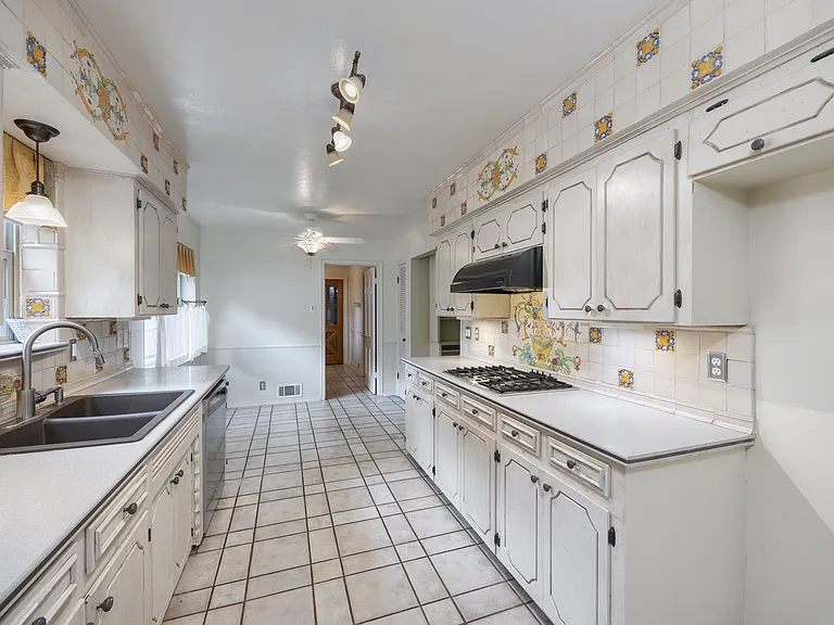 1404 Seminole Dr — Photo 18